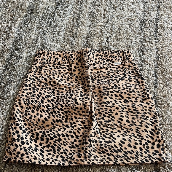 This is a black and brown billabong skirt with pockets in the back - Picture 2 of 2